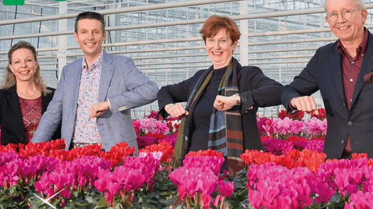 Beekenkamp and Schoneveld Breeding leadership together in a greenhouse. An Beekenkamp is second from right.